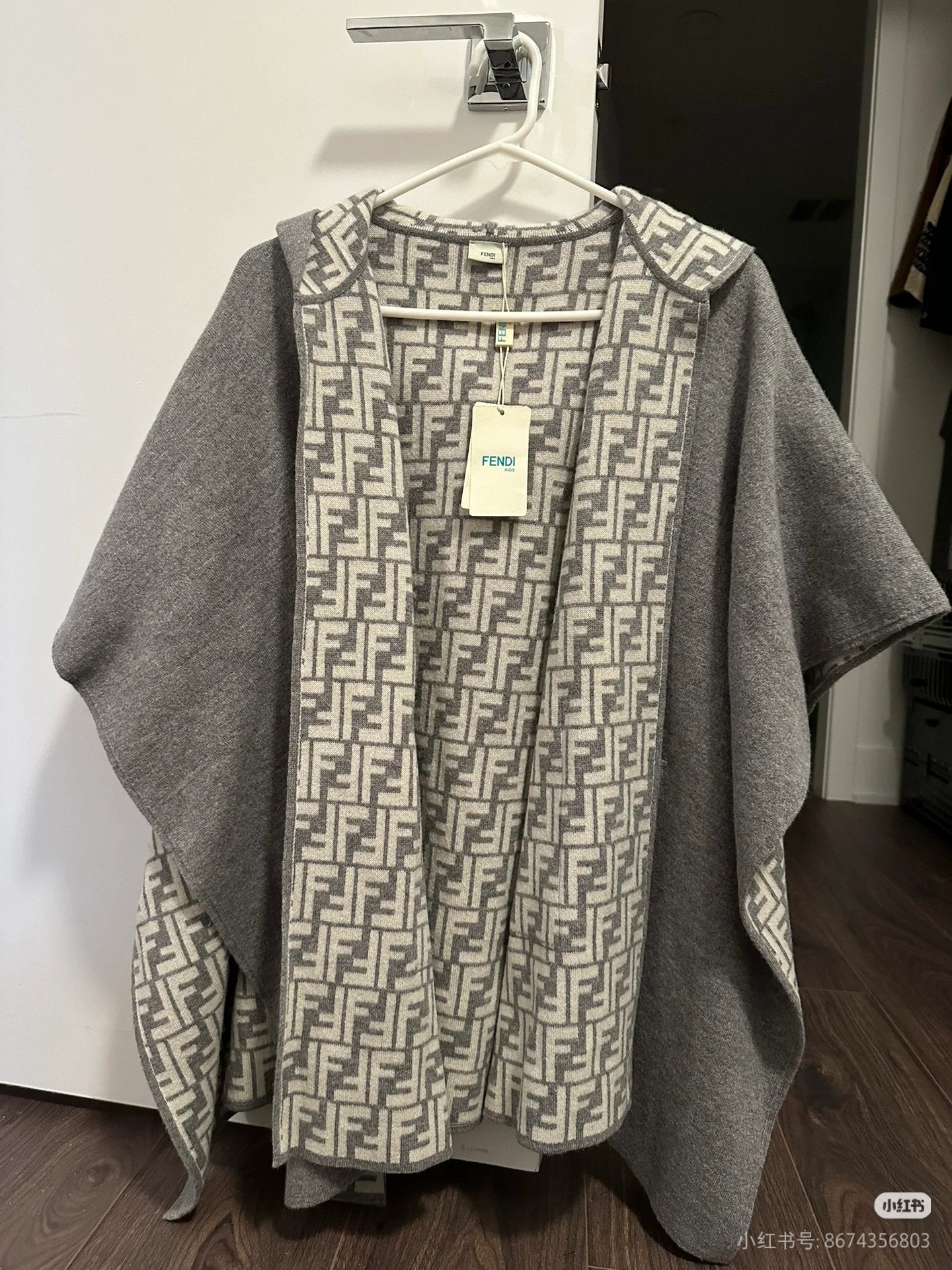 W1R86F15 Popular cape