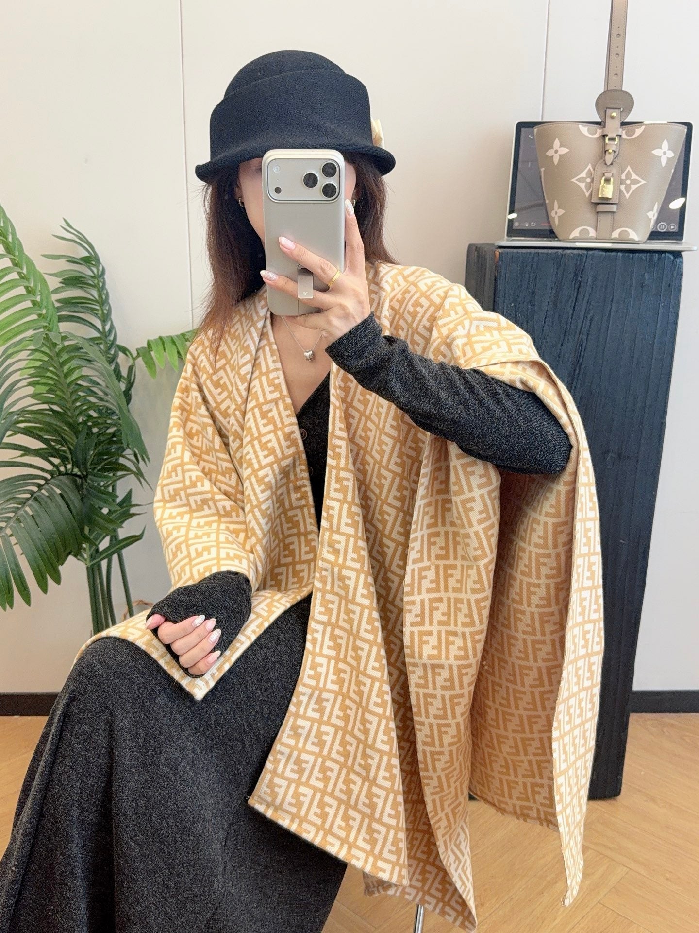 W1R86F42 Popular cape