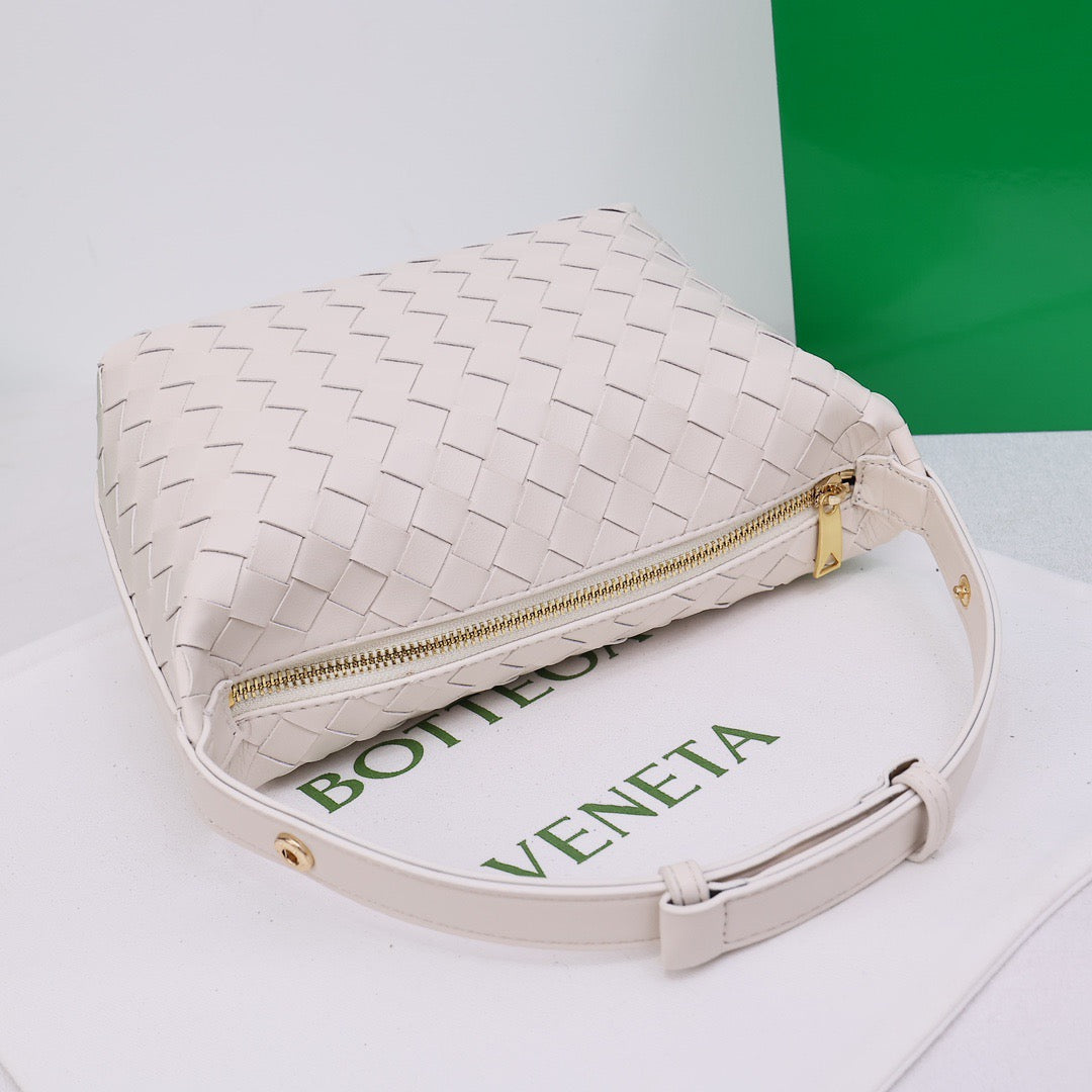 B1X76A10  Popular leather bag