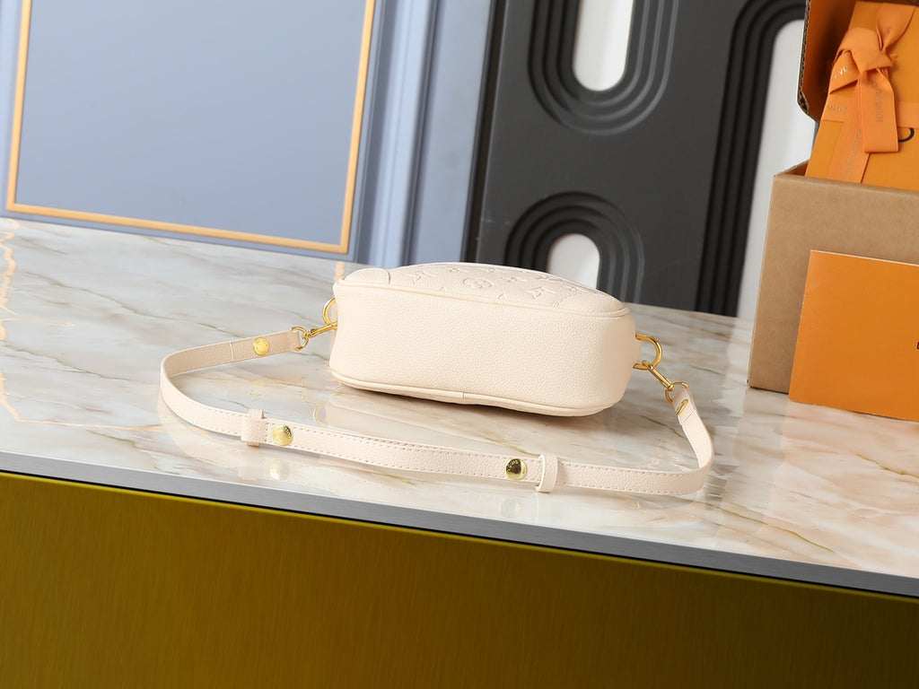 B1R15E147 Popular leather bag