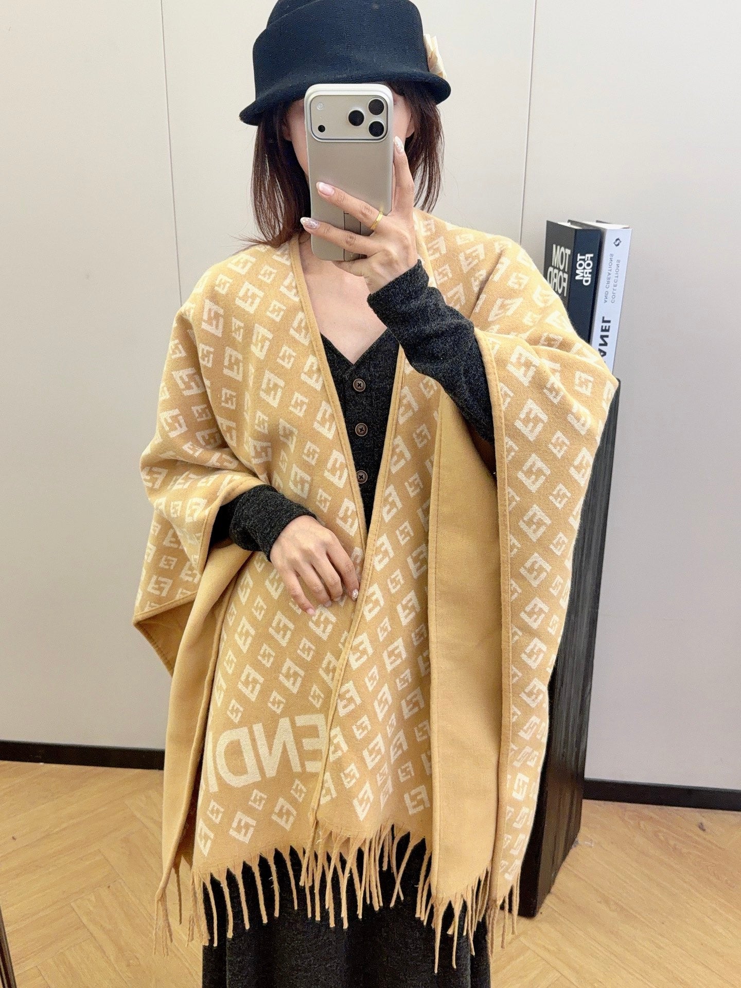 W1R86F59 Popular cape