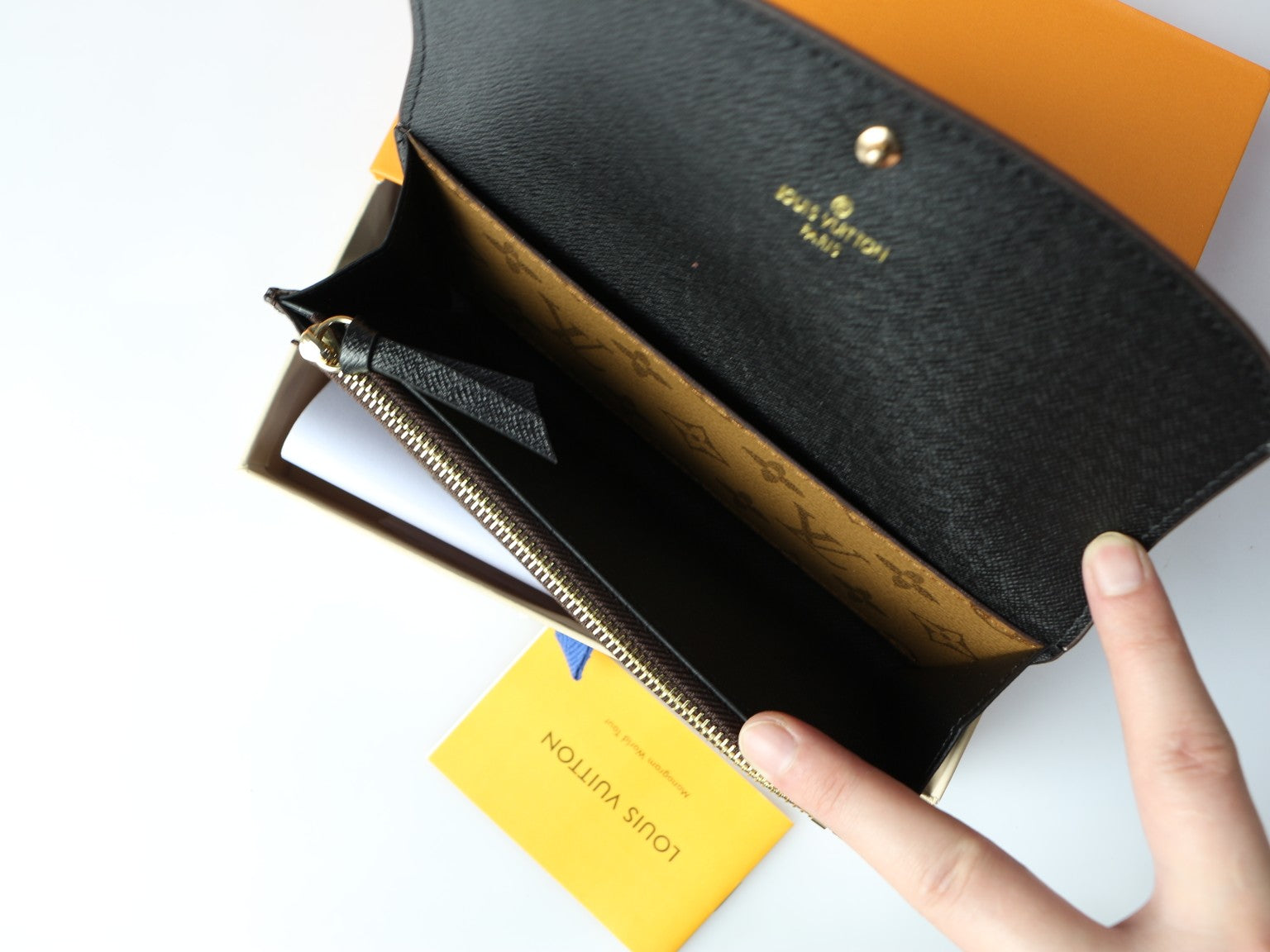 B1R15E124 Popular leather Wallets