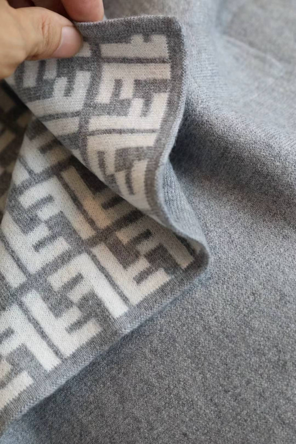 W1R86F15 Popular cape