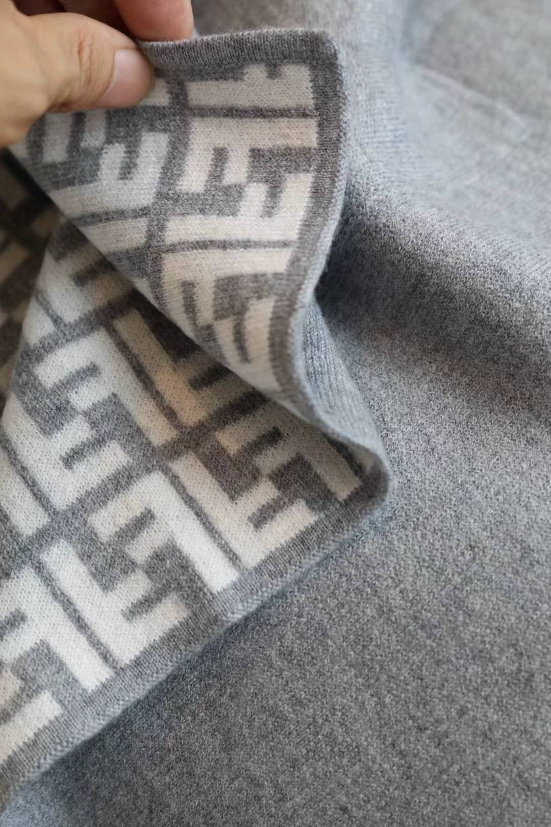 W1R86F15 Popular cape