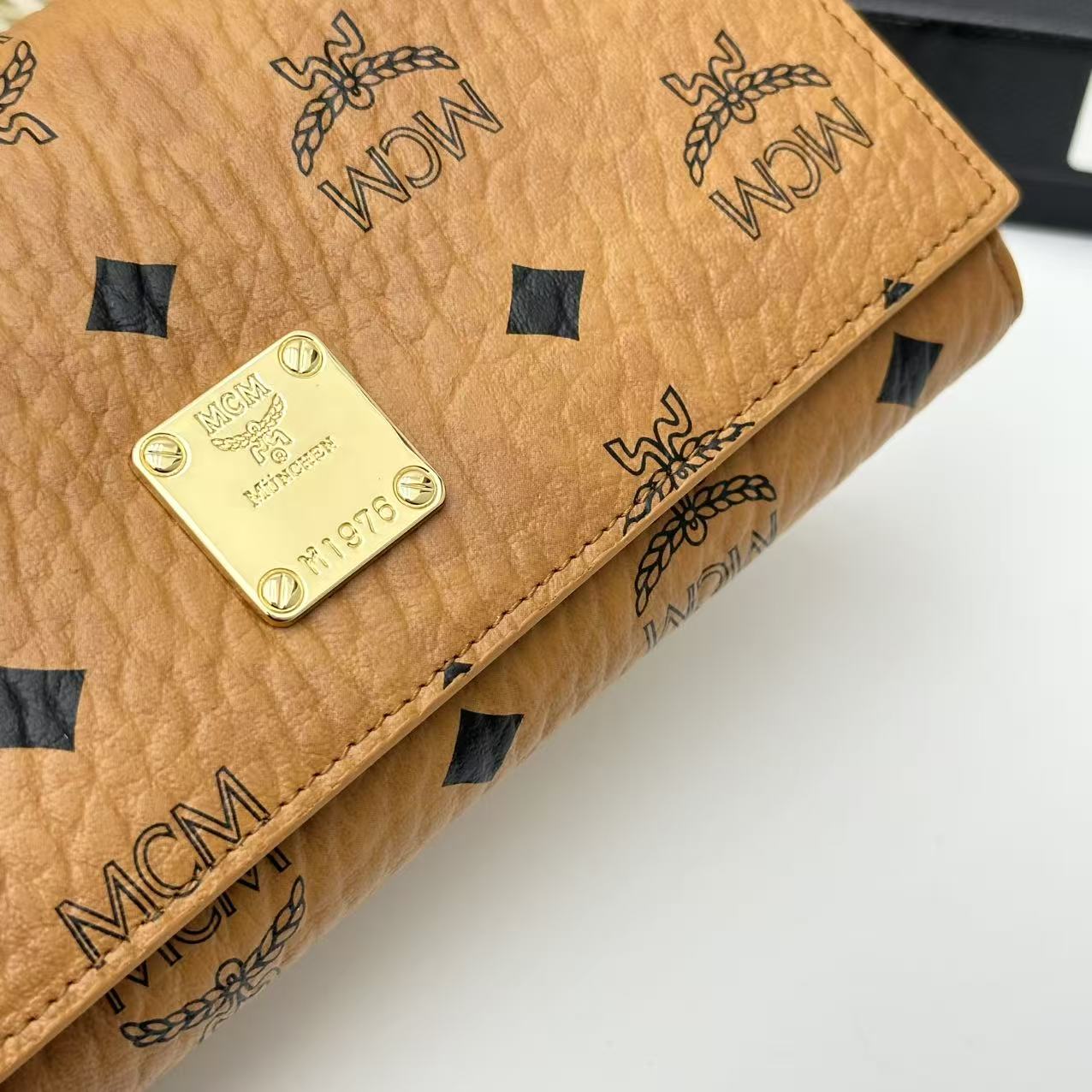 B1N36M14 Popular leather  Wallets