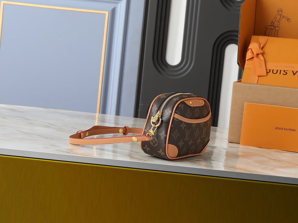 B1R15E147 Popular leather bag