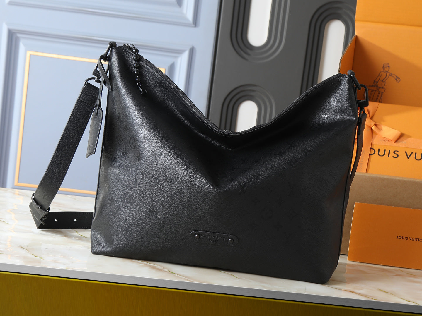 B1P36E24 Popular leather bag