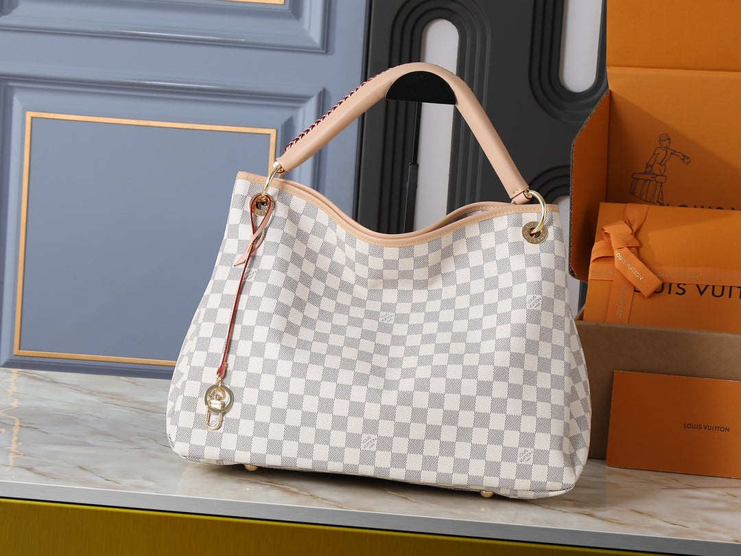 B1P46E66 Popular leather bag