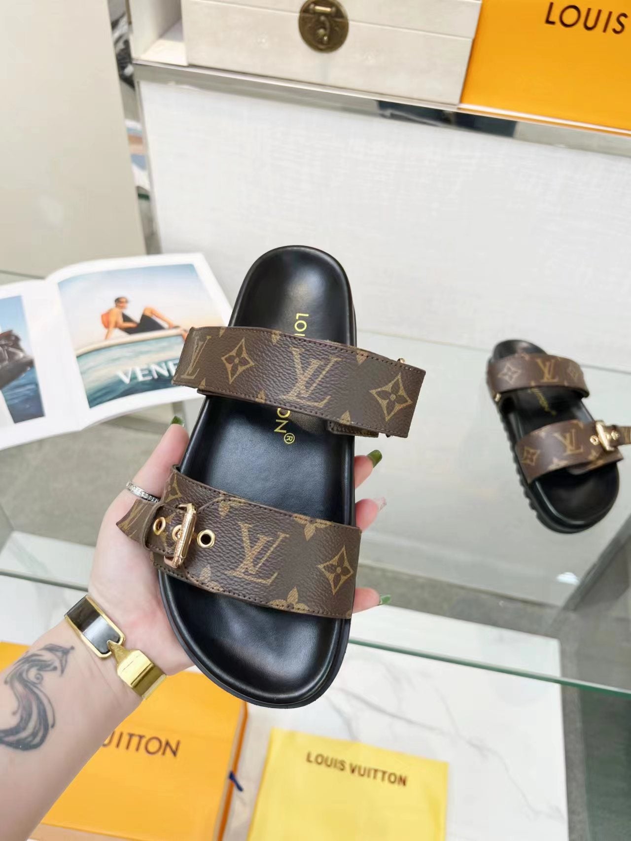 Z2X66B51  Popular high-quality leather slippers