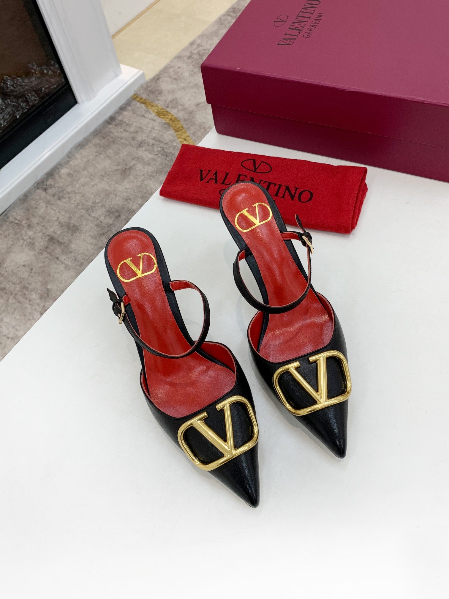 Z2YVL28 Popular leather  High heels