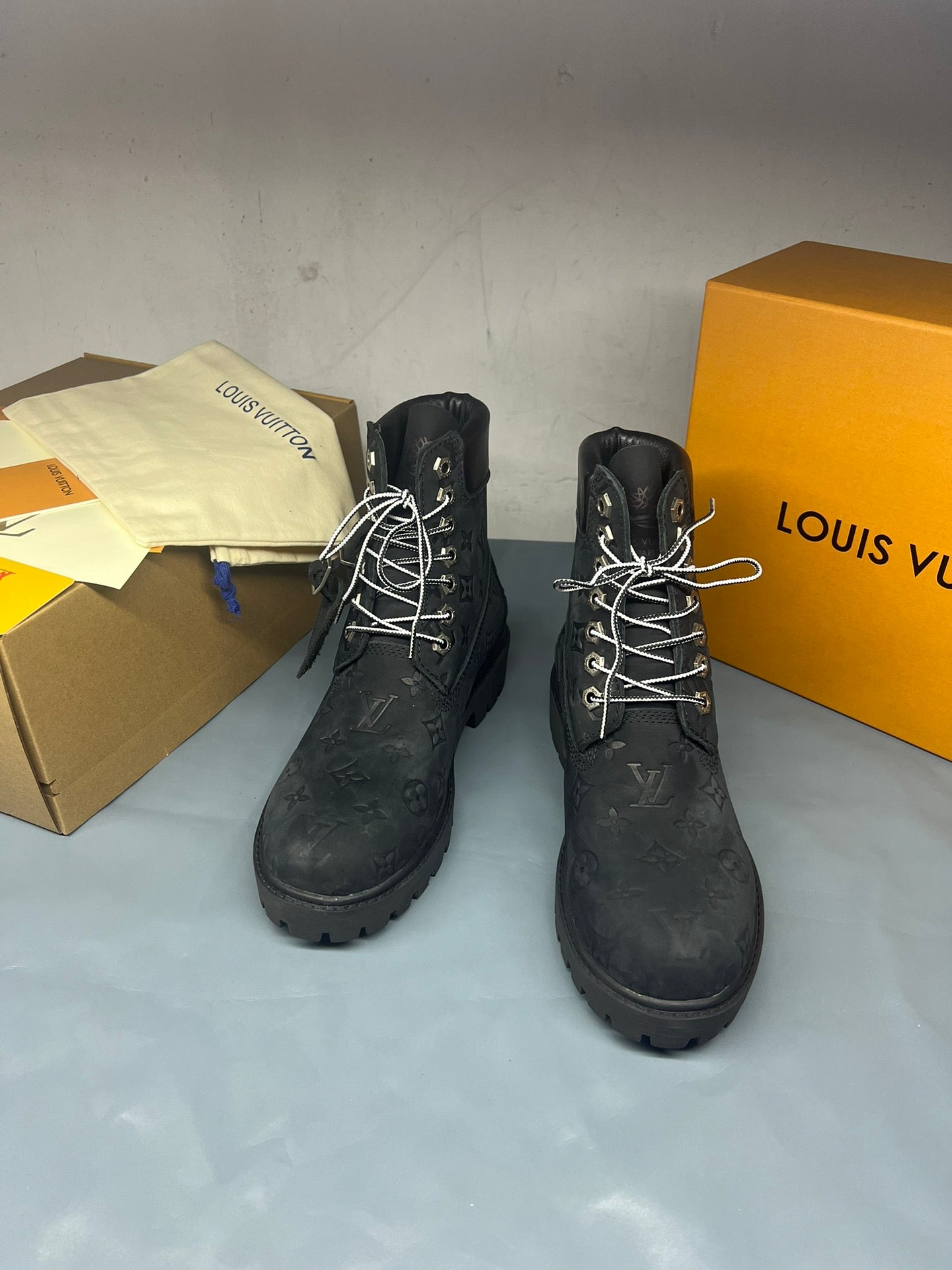 Z2Q105E382 Popular high-quality leather Boots