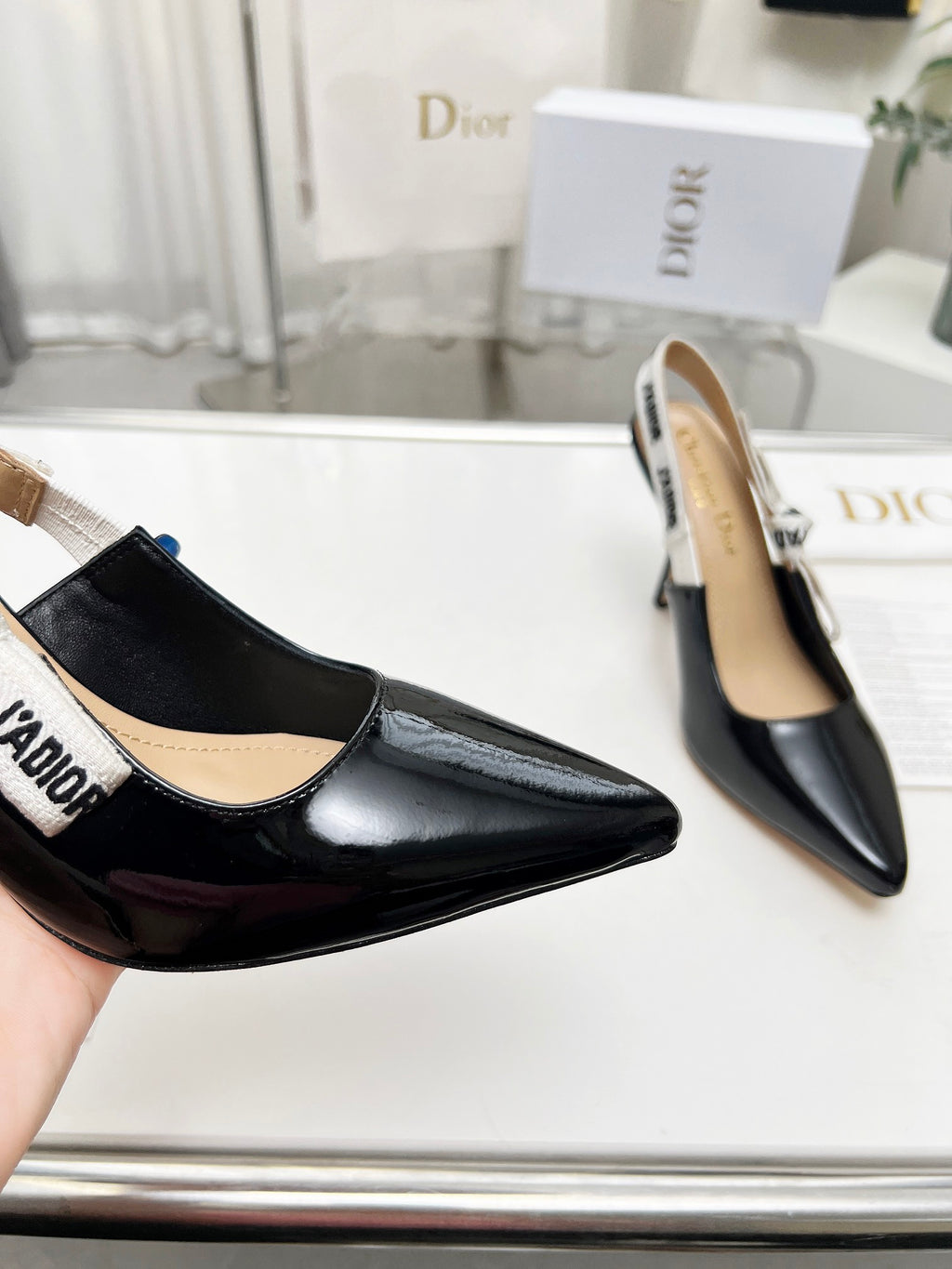 Z2Q55D44  Popular leather High heels