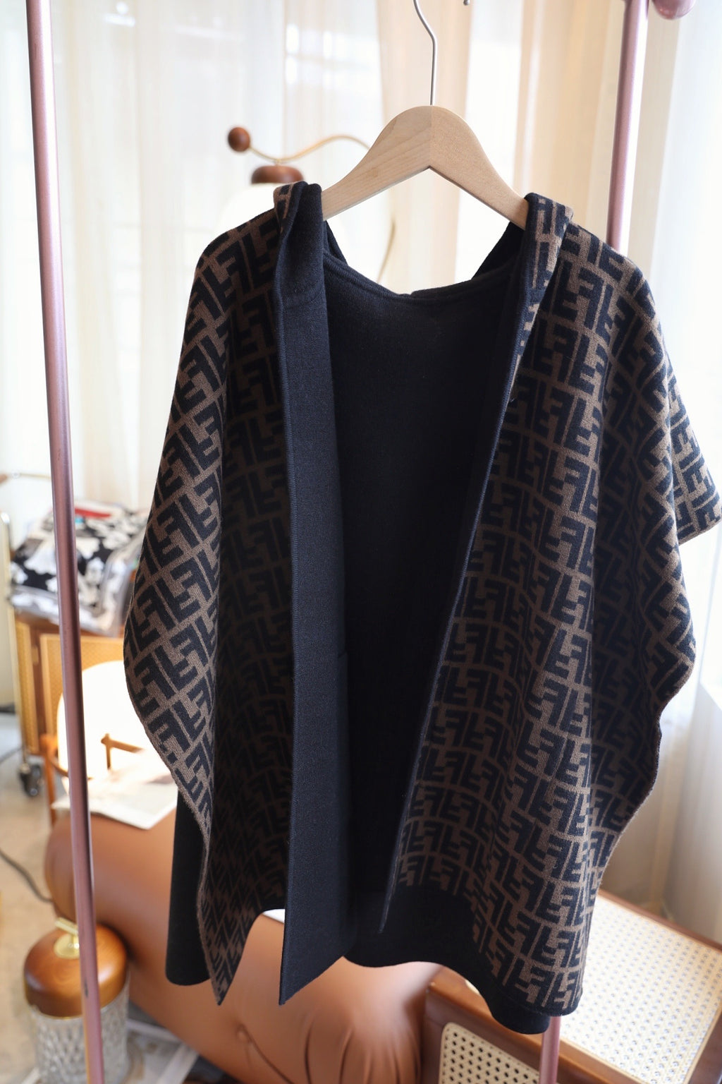 W1R86F13 Popular cape