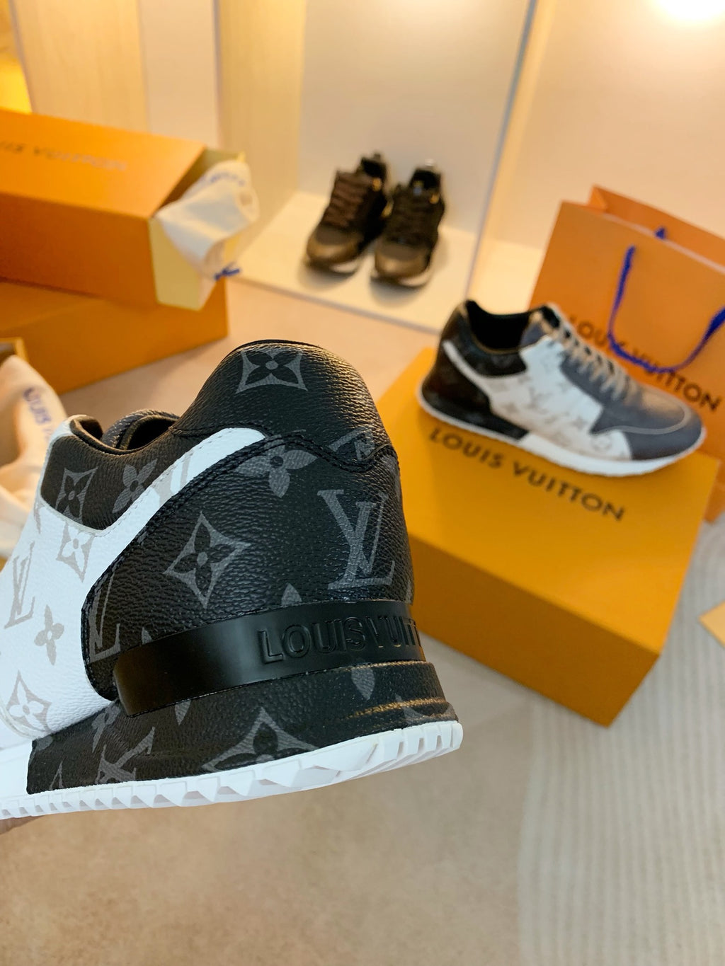 Z2Q95E103  Popular high-quality  shoes