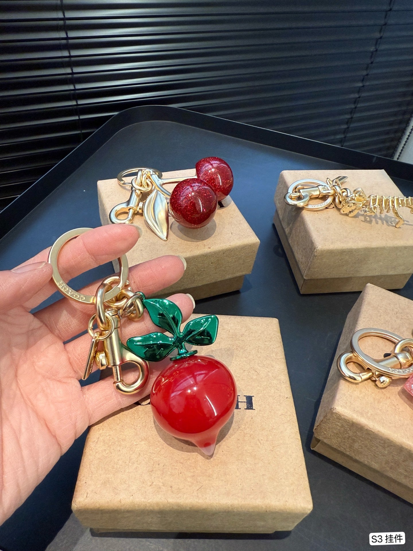 A1Z105B40 Popular bag 's charms accessories