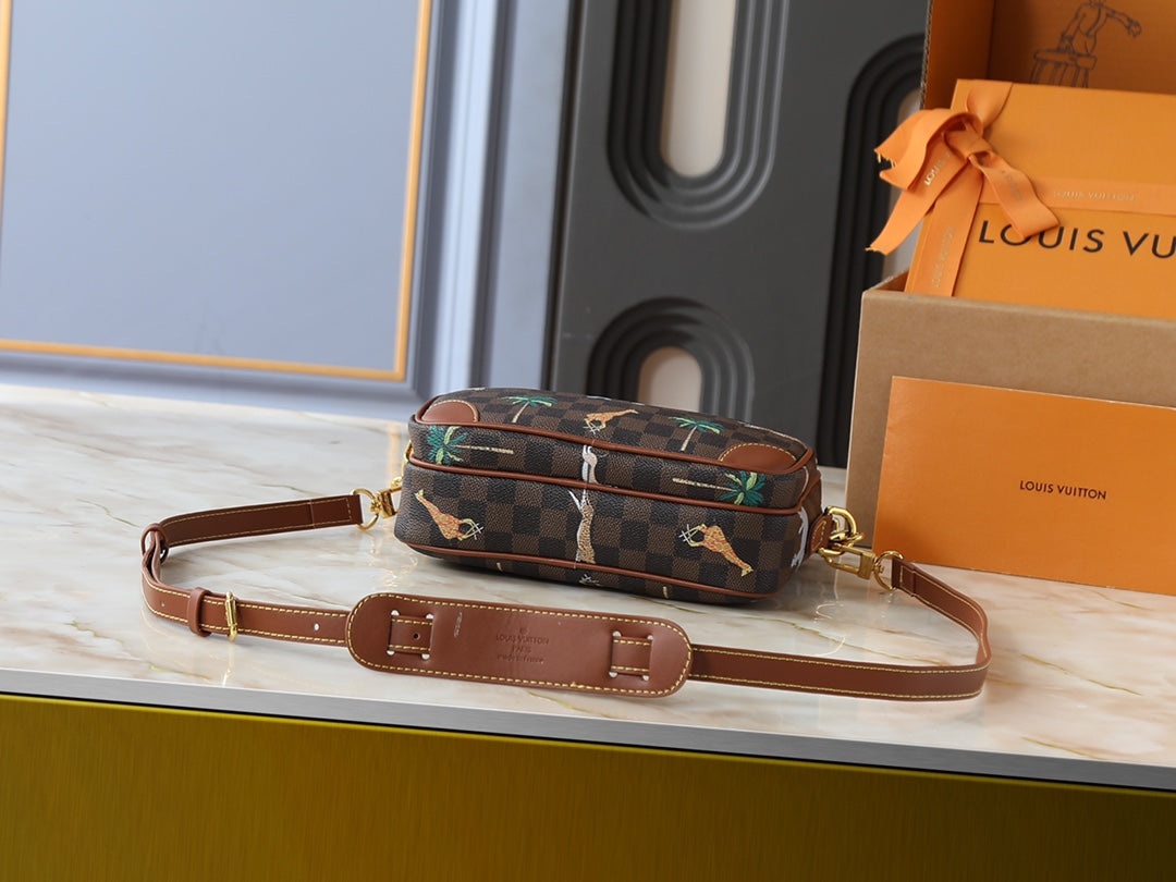 B1P46E109 Popular leather bag