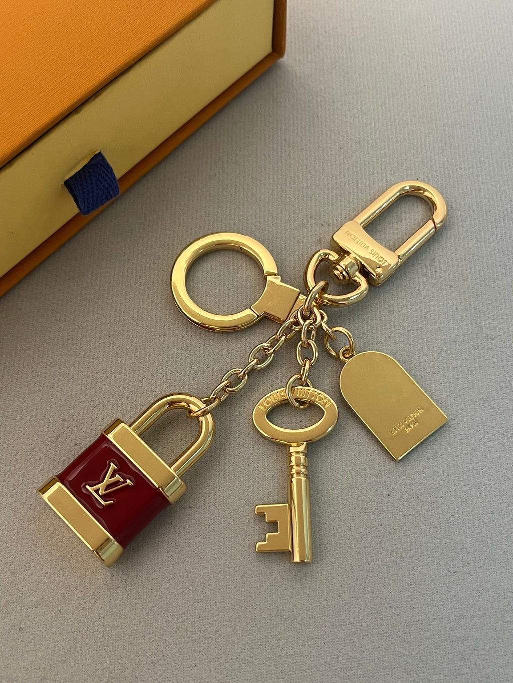 A1Z105E38 Popular bag 's charms accessories