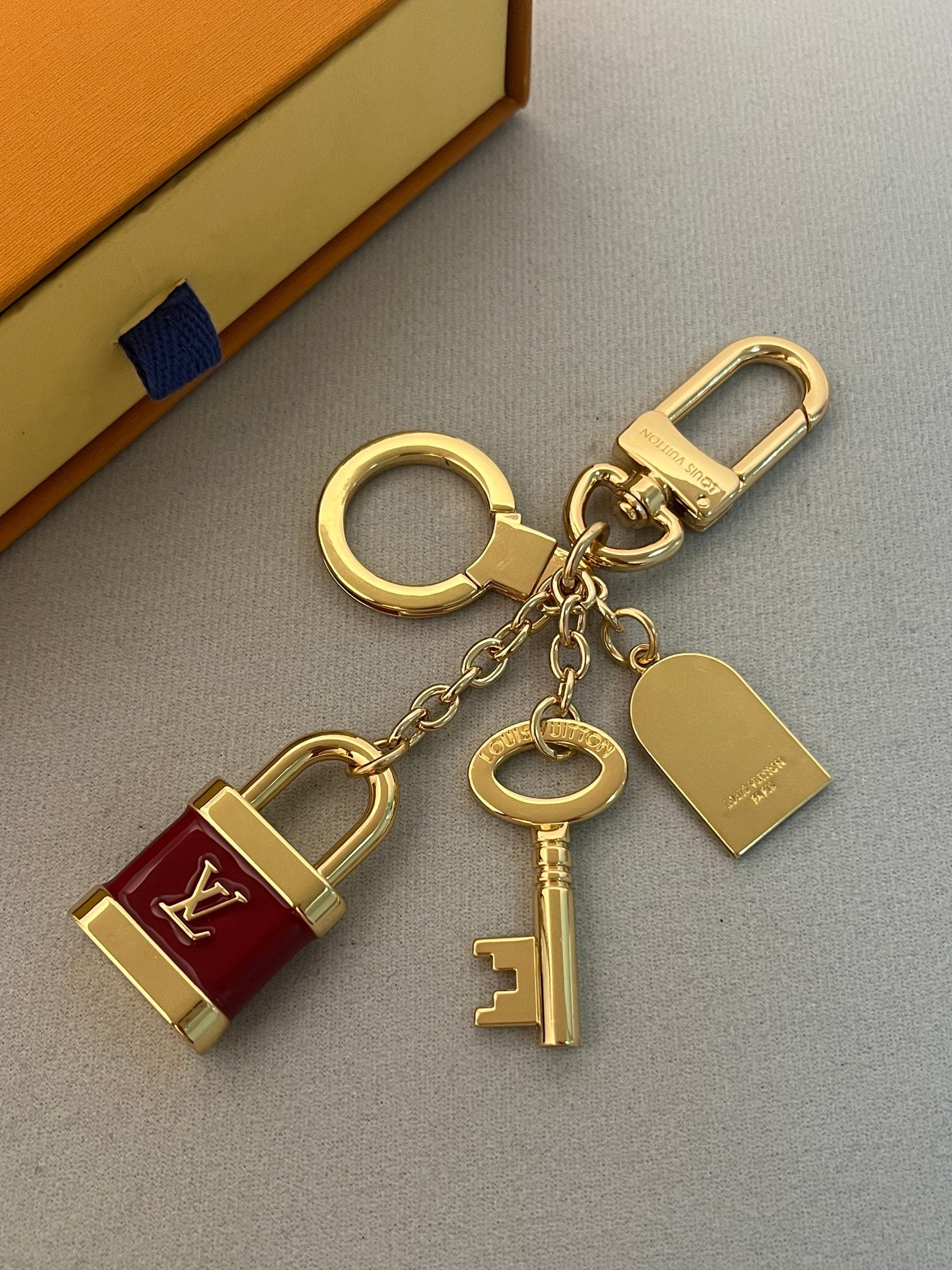 A1Z105E38 Popular bag 's charms accessories