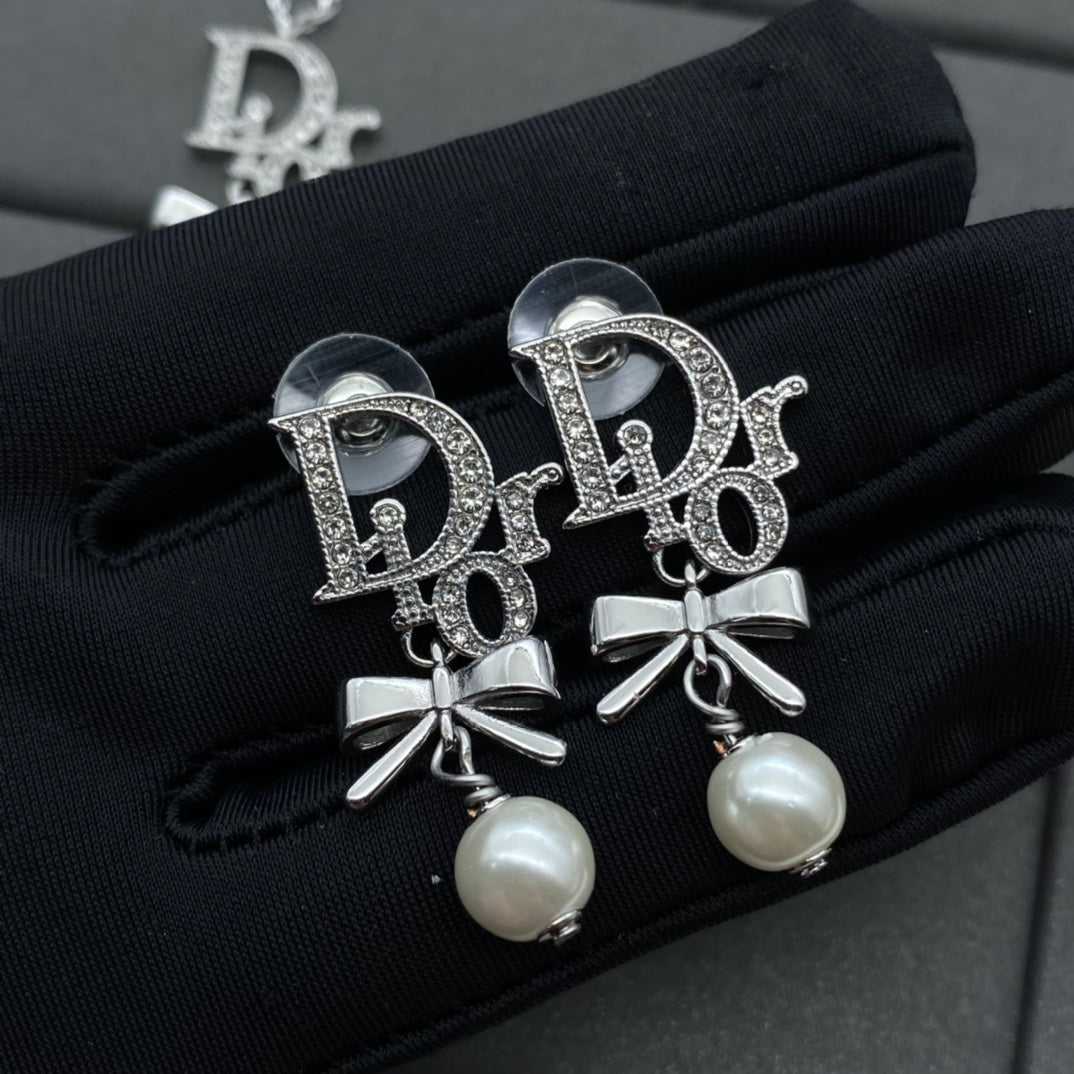 X1Q85D136X Popular Necklace. Earrings