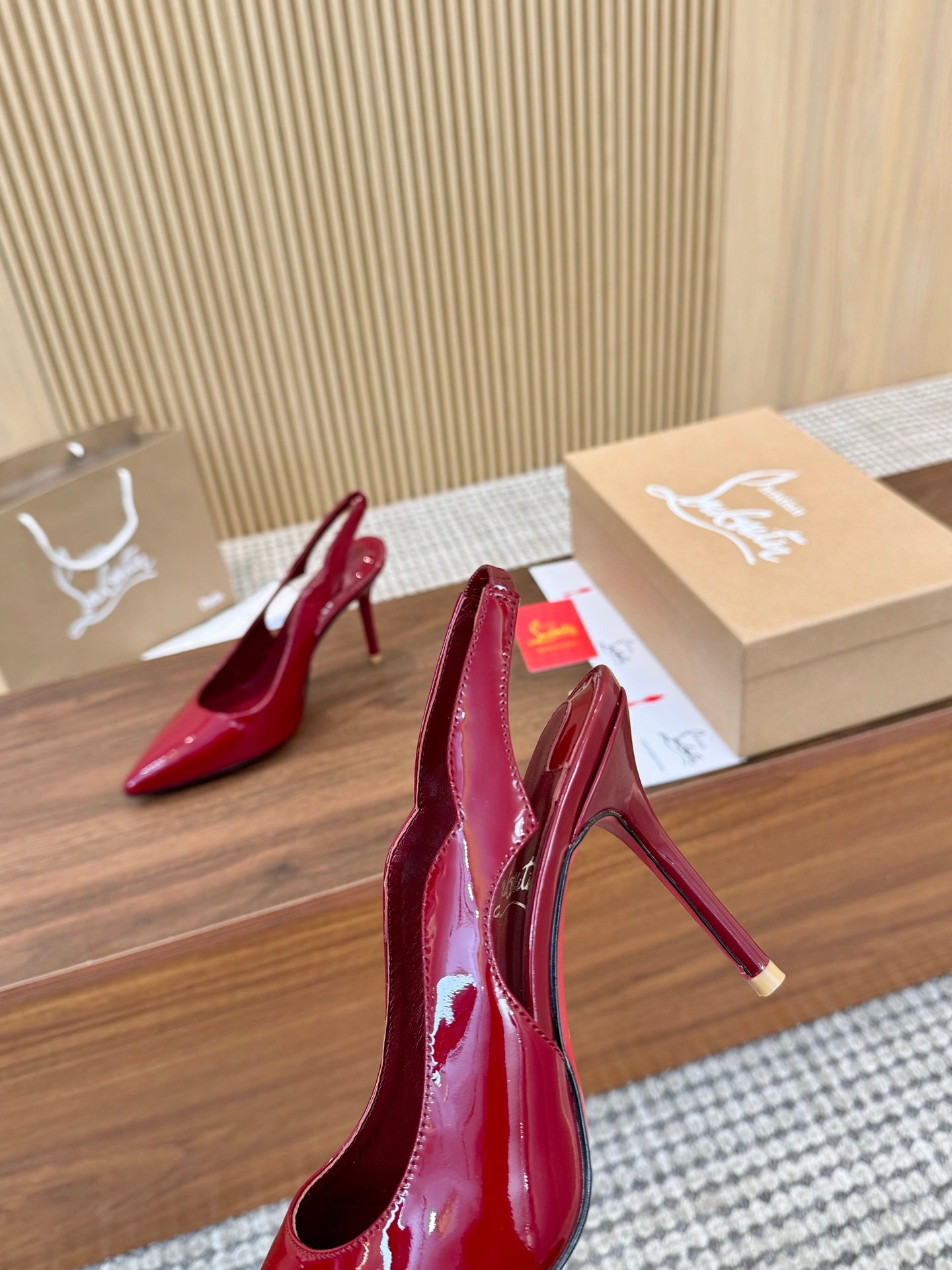 Z2N75A5  Popular leather High heels