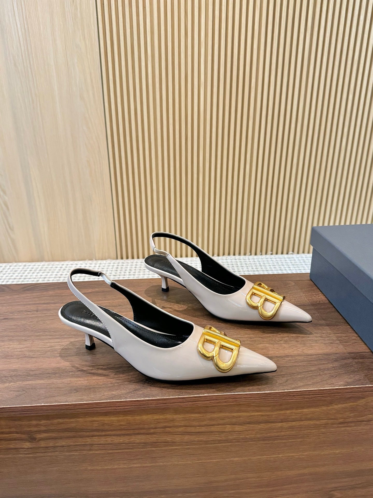 Z2Q55J45 Popular  leather High heels
