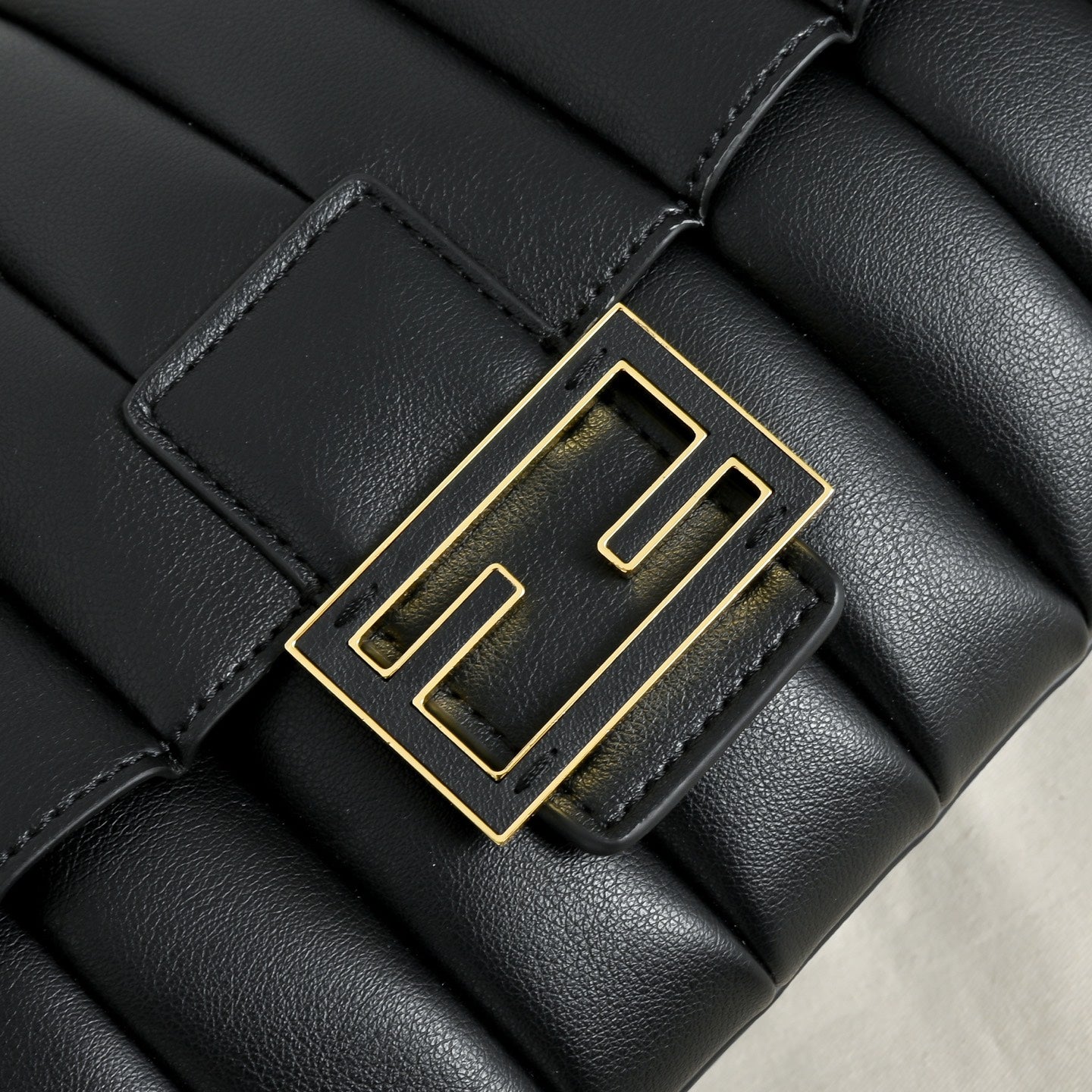 B1P36F106 Popular leather bag
