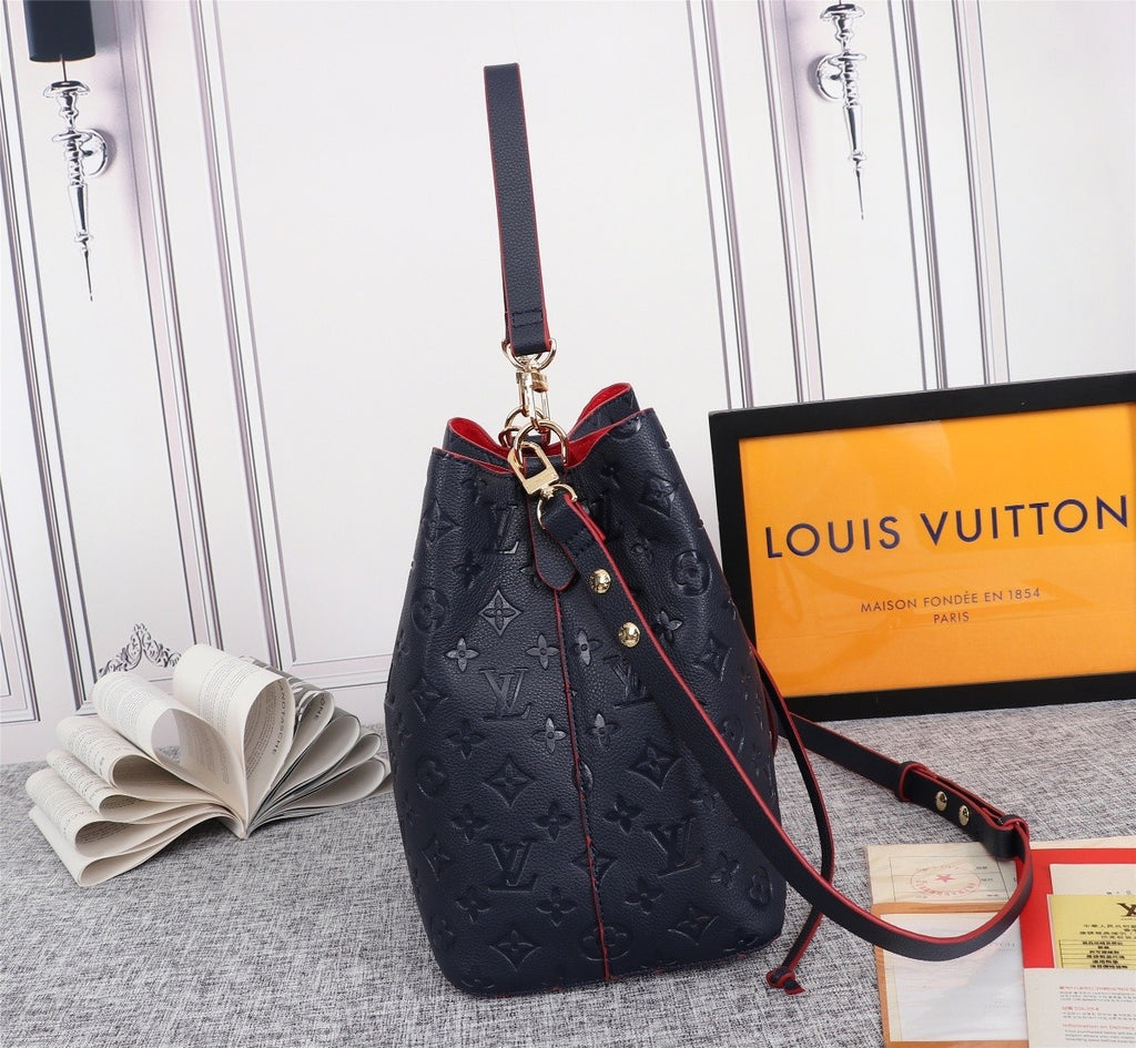 B12X73E60 Popular leather bag 