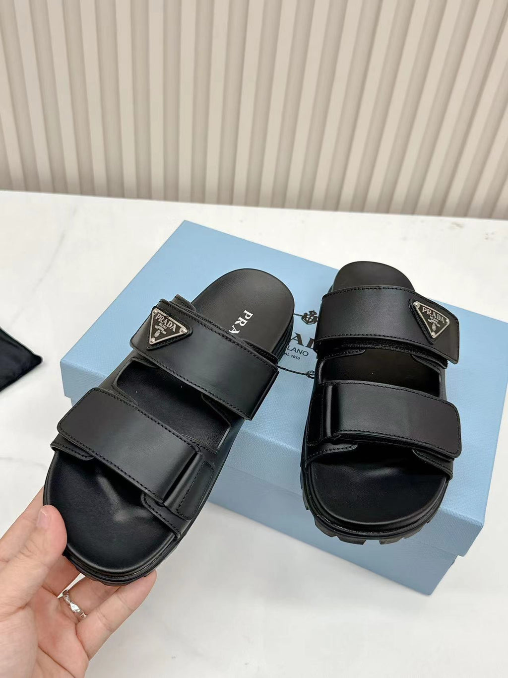 Z1ZPD26 Popular sandals