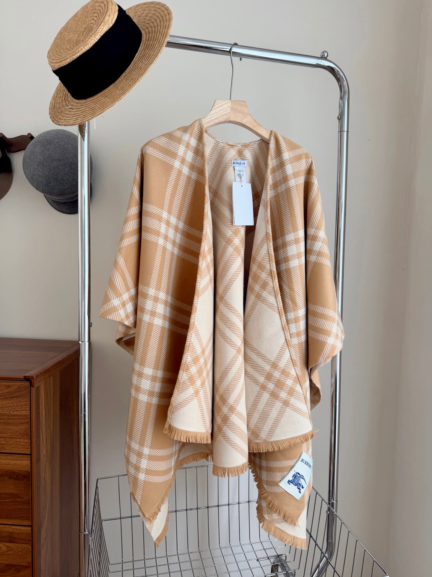 W1R86R47 Popular cape