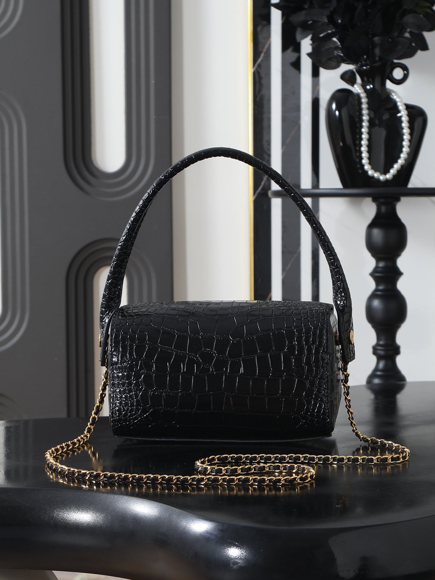 B1R76C22 Popular leather bag