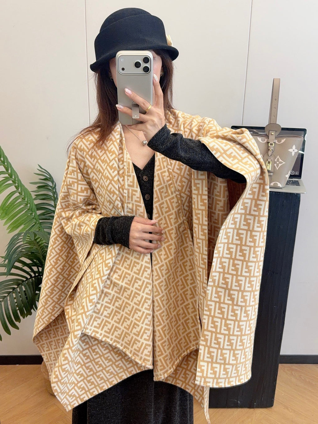 W1R86F42 Popular cape