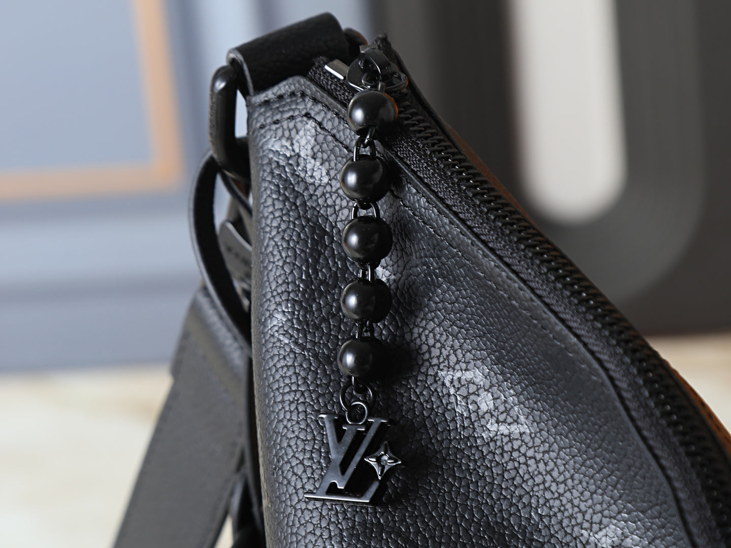 B1P36E24 Popular leather bag