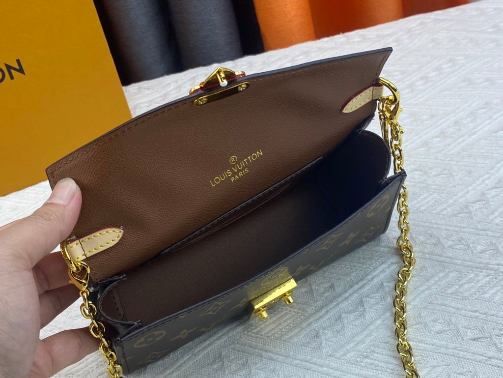 B1X43E32 Popular  leather bag 