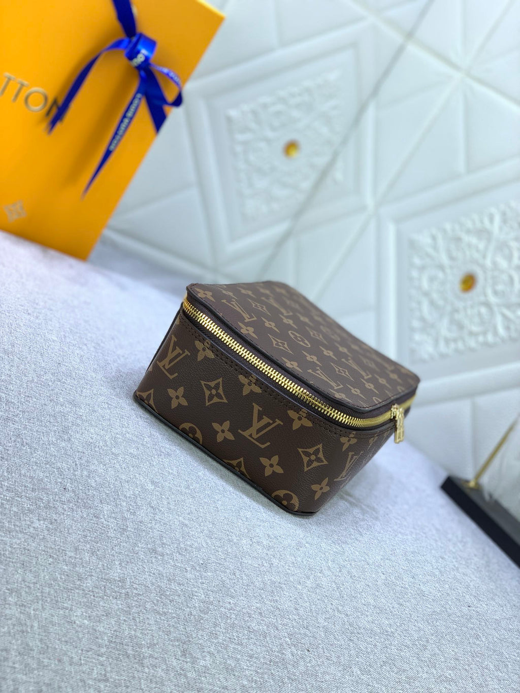B1X34E272 Popular  leather bag 
