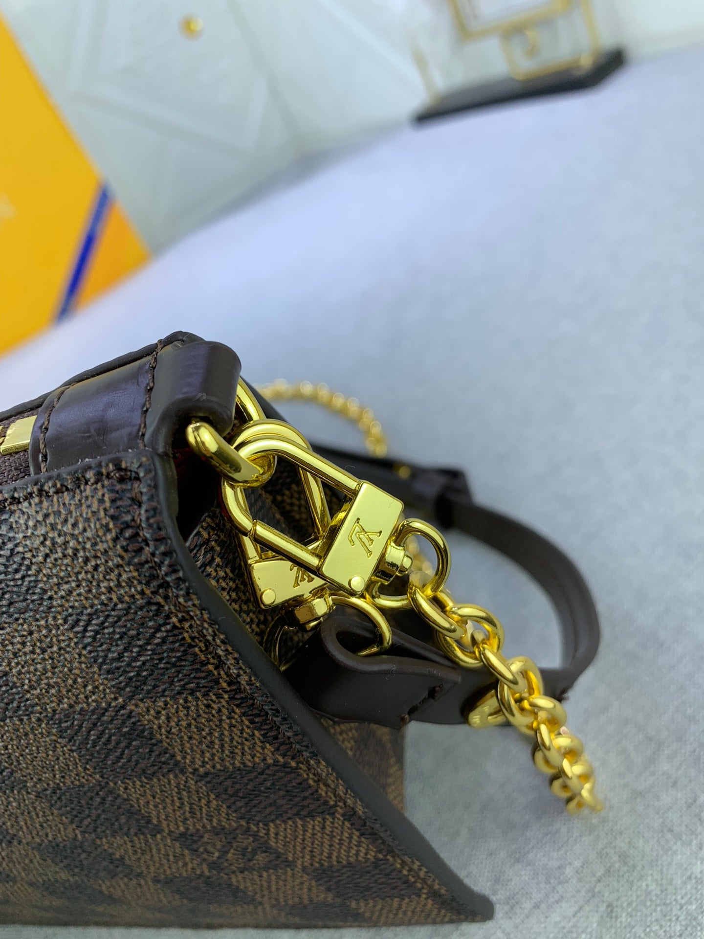 B1X34E275 Popular  leather bag 