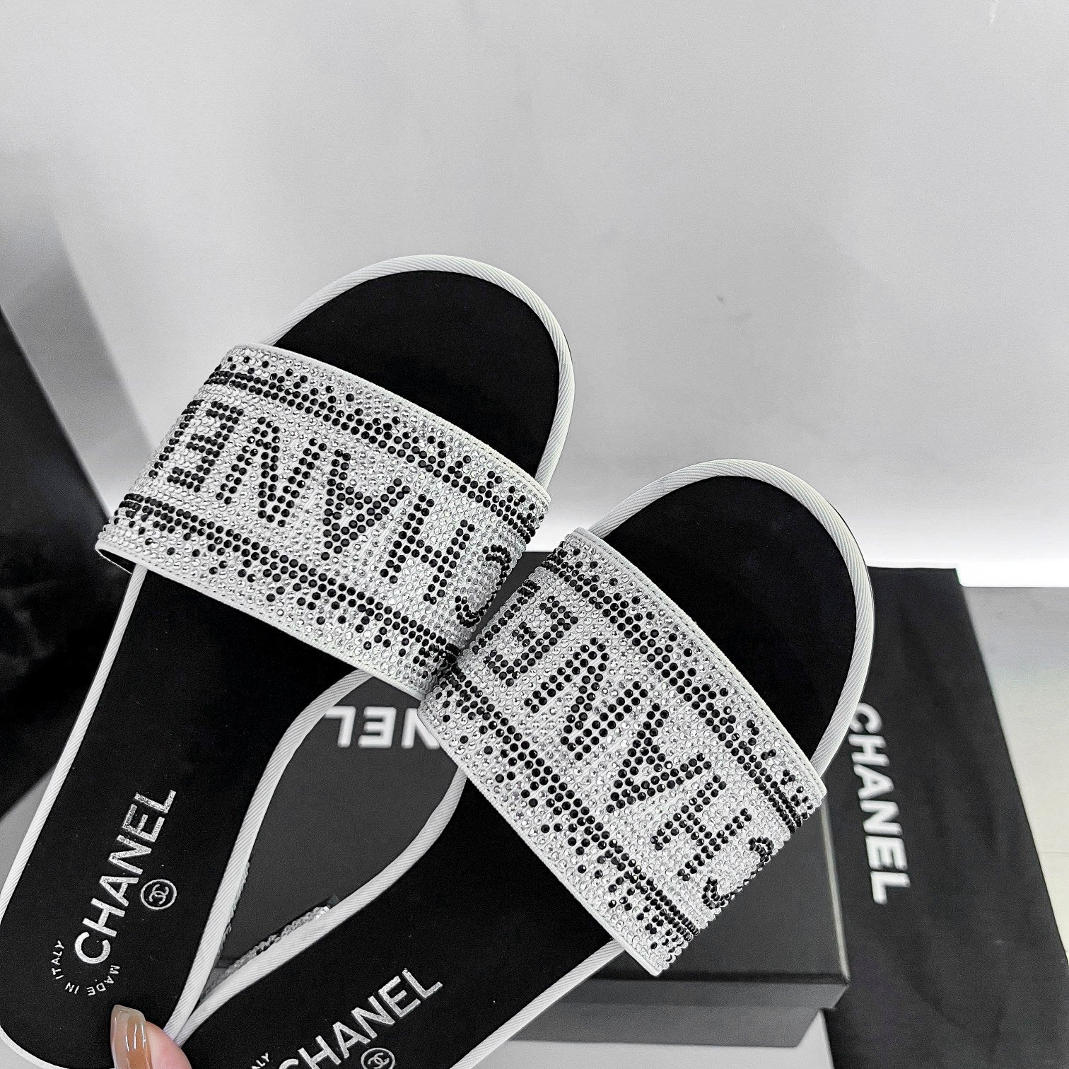 Z1ZC57 Popular sandals