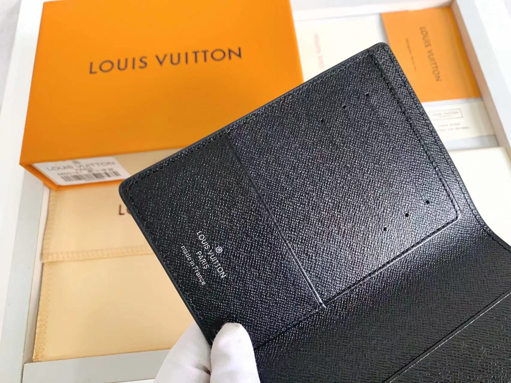 B1A42E300 Popular  leather wallets