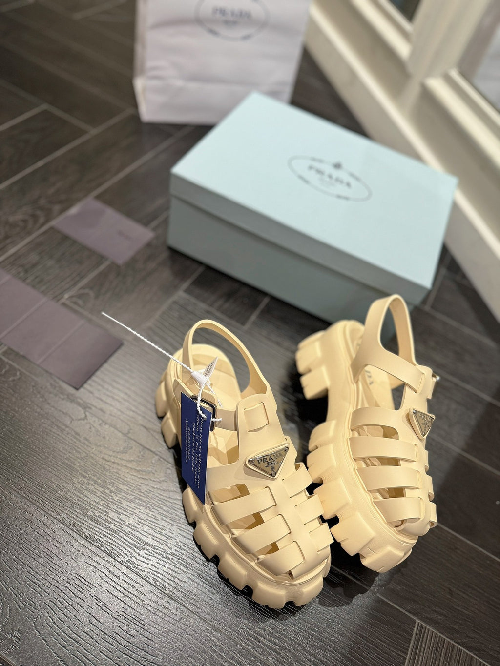 Z2R85P51  Popular high-quality shoes
