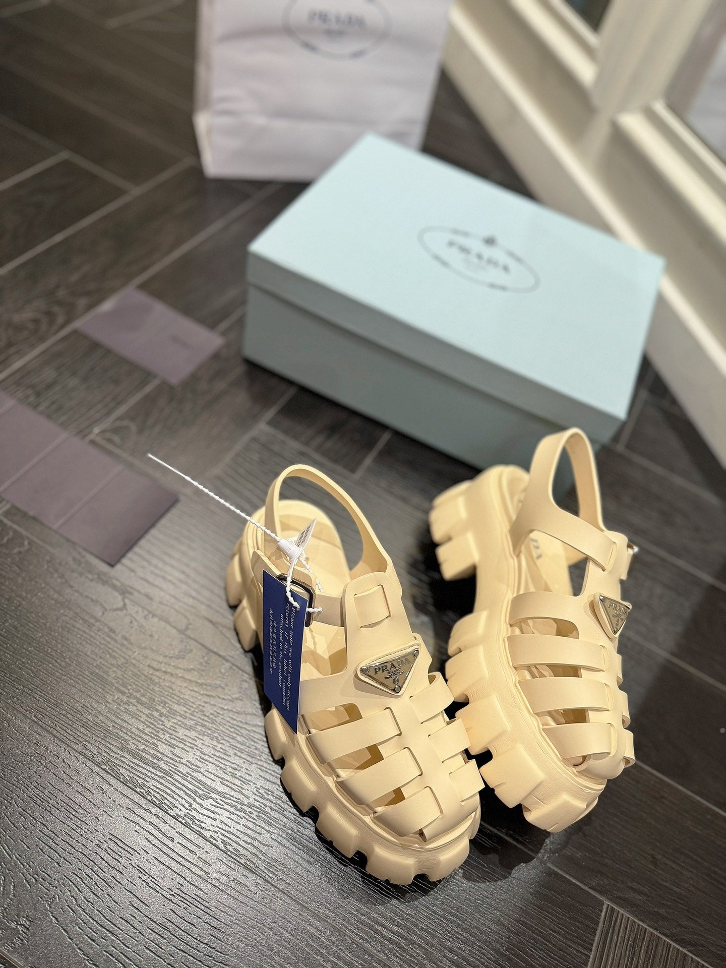 Z2R85P51  Popular high-quality shoes