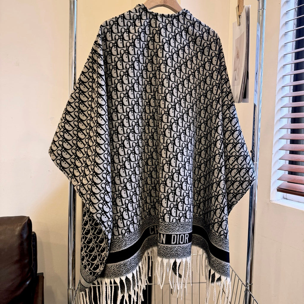 W1R86D10 Popular cape