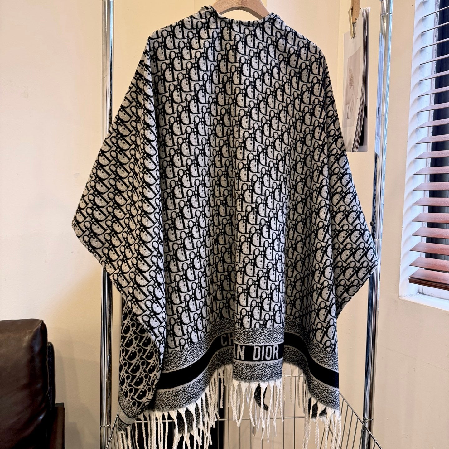 W1R86D10 Popular cape