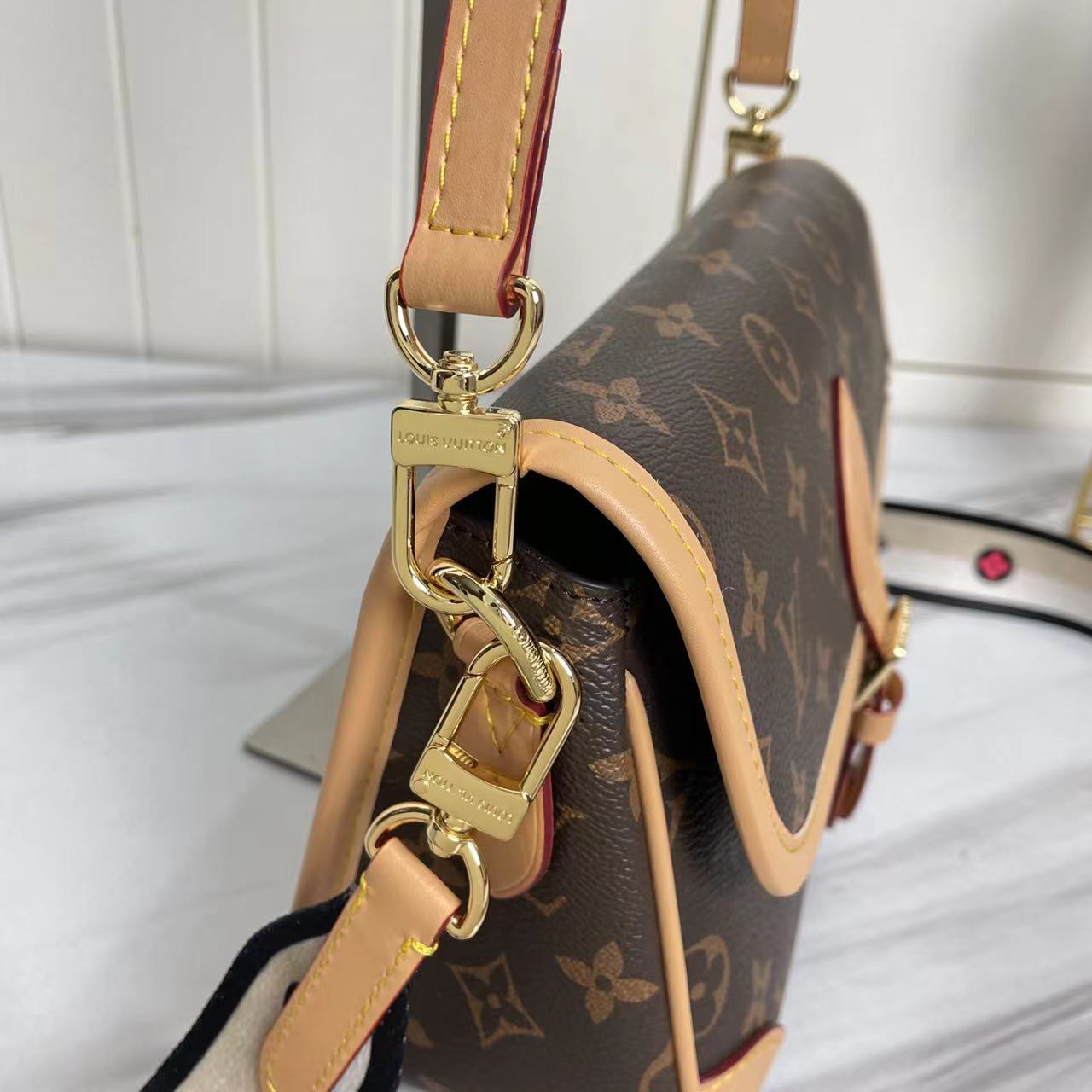 B12X73E28 Popular leather bag 