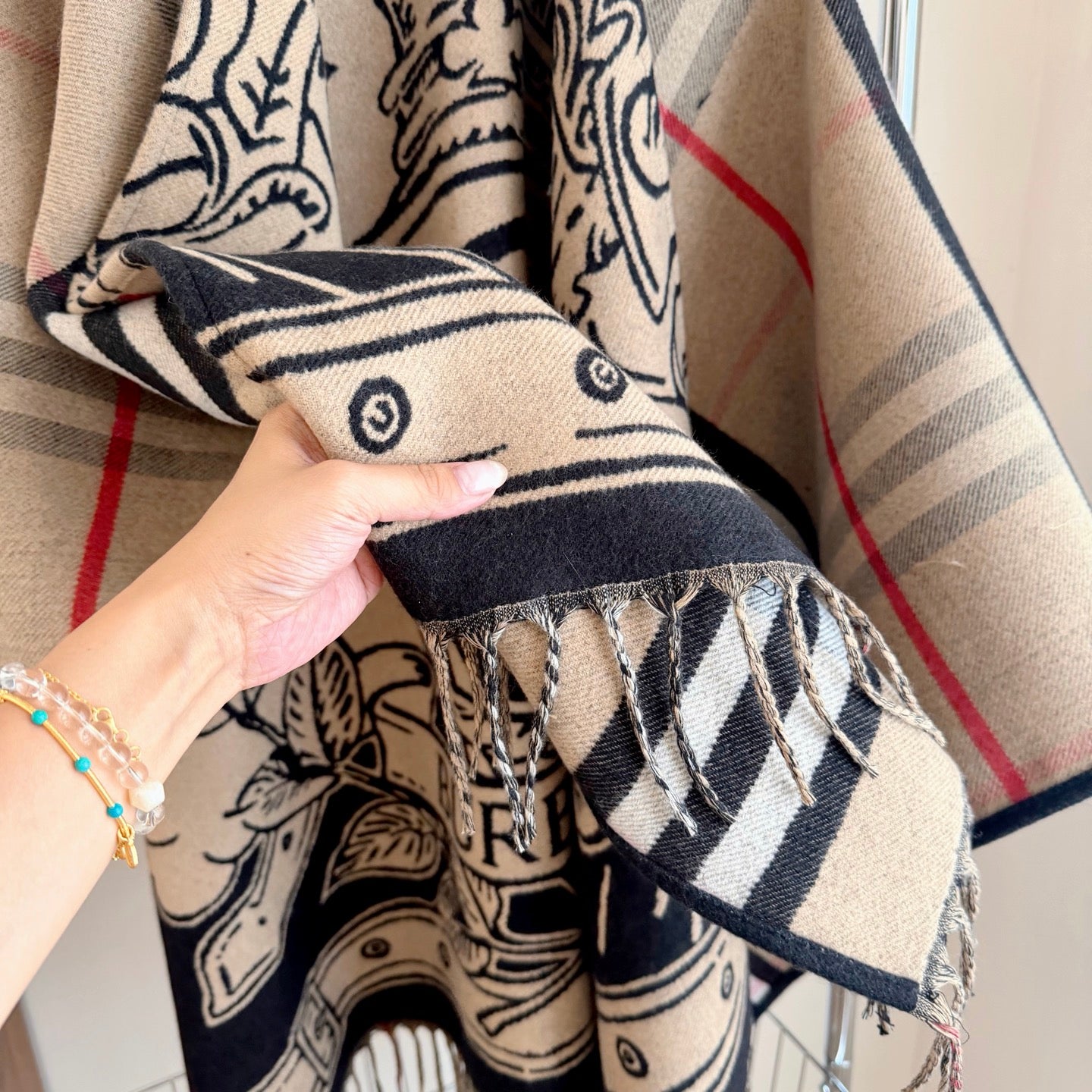 W1R86R46 Popular cape