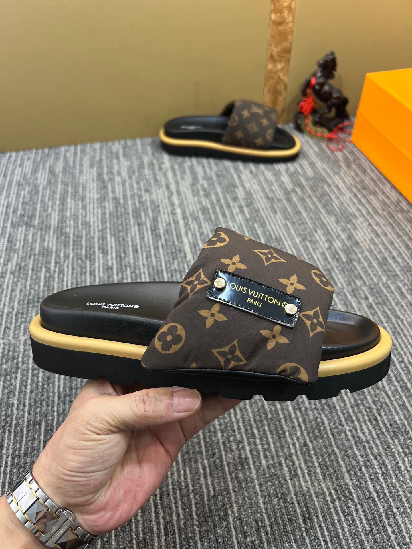 Z5XE118 Popular leather quality Slippers