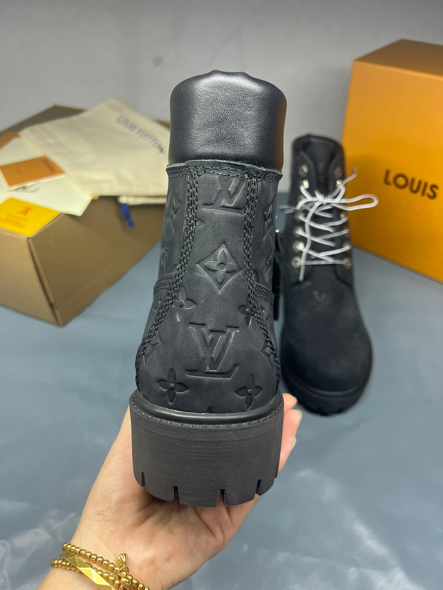 Z2Q105E382 Popular high-quality leather Boots