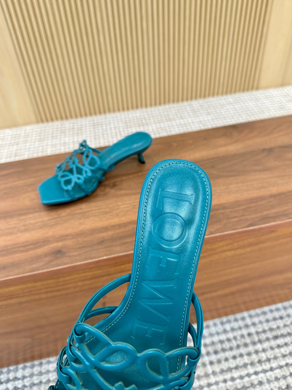 Z2Q55A33 Popular  leather Slippers