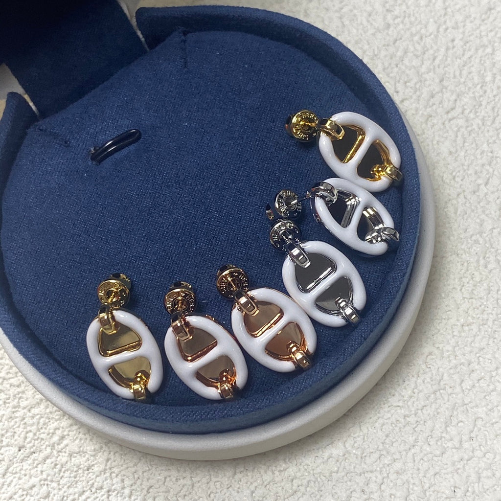X1Q85H307X Popular Necklaces. Earrings