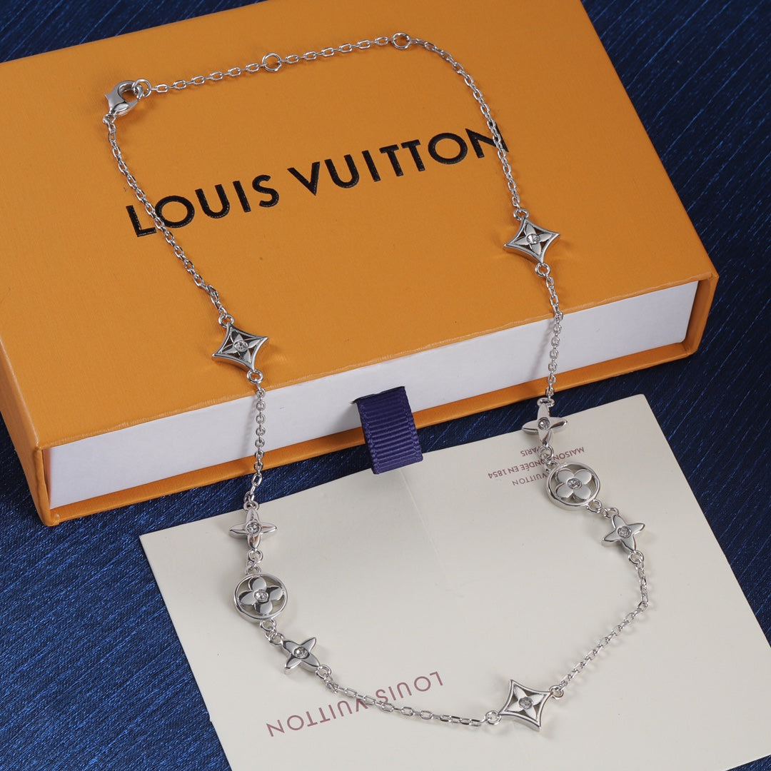X1R75E31X Popular    Necklaces .