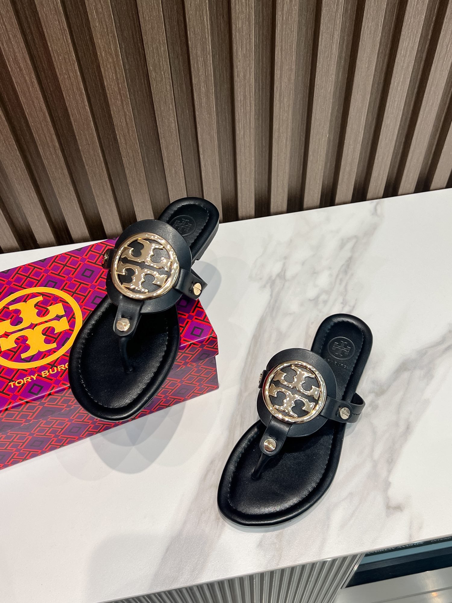Z2Q55A34  Popular leather shoes