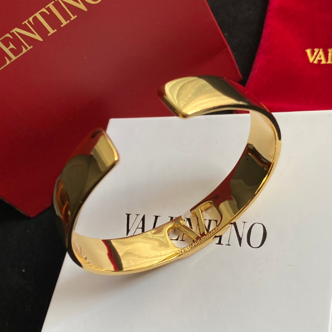 X1X33VL437K  Popular bracelet
